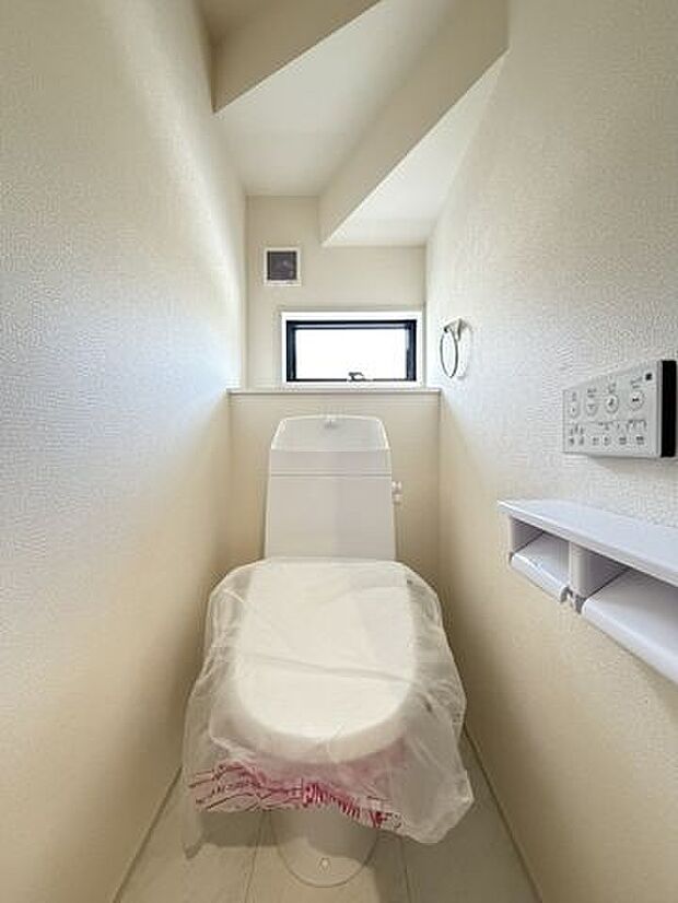 シンプルで使いやすく、日々の暮らしに自然と馴染むトイレです。物件比較にも役立つ一枚です。