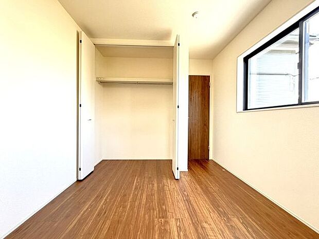 ベッドや机を置いた暮らしを想像しやすい、実用的な居室です。入居後の暮らしが描けます。