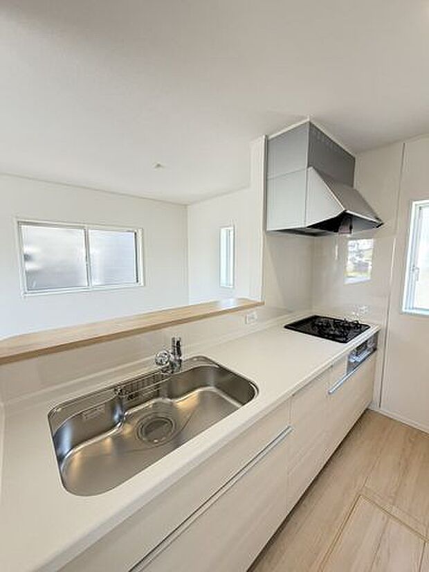 キッチン部分が広く、冷蔵庫・食器棚を置いてもゆとりがありますのでお料理がはかどりますね♪