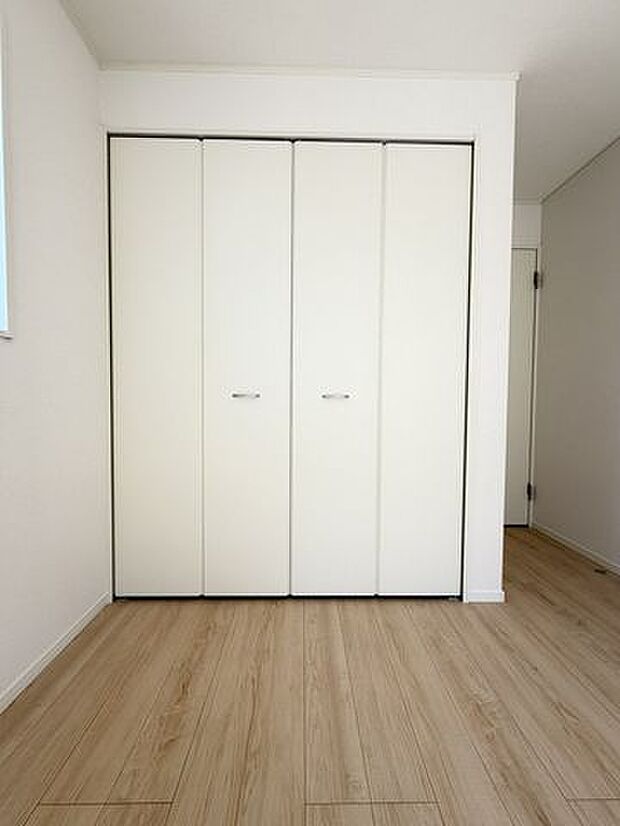 必要な場所に収納があることで生活動線が乱れにくく、住まい全体をすっきり見せやすいのが魅力です。