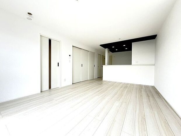 家族が自然と集まる明るいリビングで、毎日の会話が広がります。新築建売の魅力が伝わります。