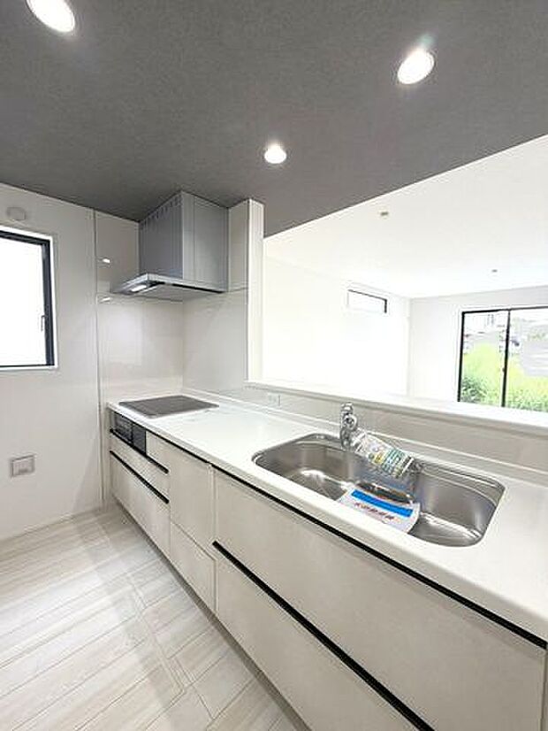 調理器具や食器を整理しやすく、作業スペースも使いやすいです。物件比較にも役立つ一枚です。
