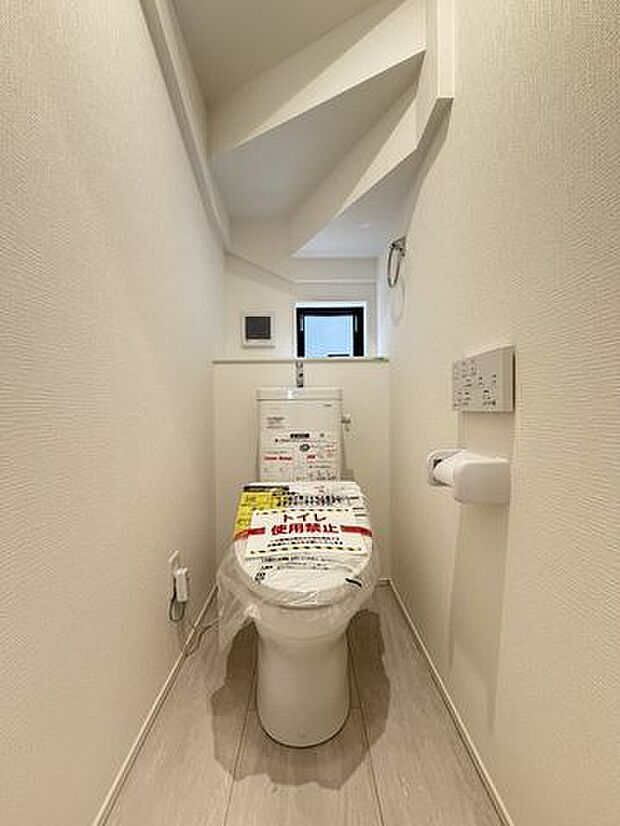 シンプルで使いやすく、日々の暮らしに自然と馴染むトイレです。物件比較にも役立つ一枚です。