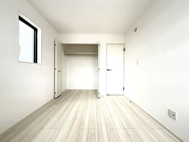 ベッドや机を置いた暮らしを想像しやすい、実用的な居室です。入居後の暮らしが描けます。