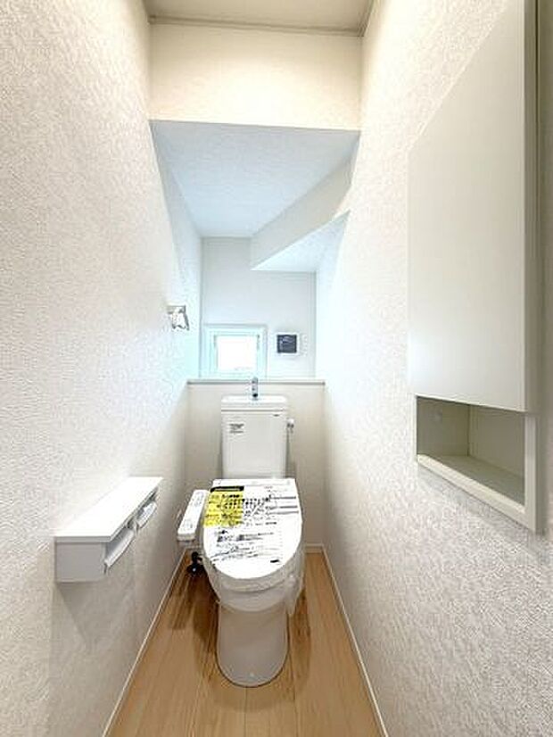シンプルで使いやすく、日々の暮らしに自然と馴染むトイレです。物件比較にも役立つ一枚です。