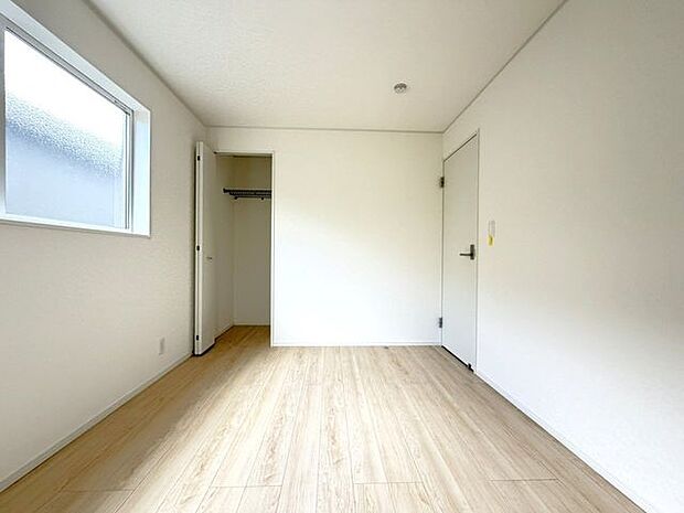 ベッドや机を置いた暮らしを想像しやすい、実用的な居室です。入居後の暮らしが描けます。