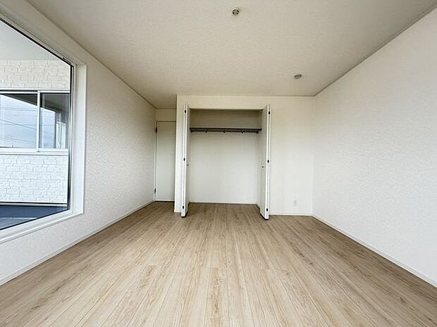 新築ならではのきれいな内装や明るさを感じられる室内写真です。物件比較にも役立つ一枚です。
