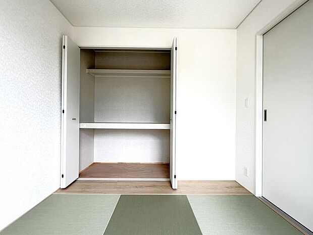 小さなお子様の遊び場や昼寝場所としても安心感のある和室です。物件比較にも役立つ一枚です。