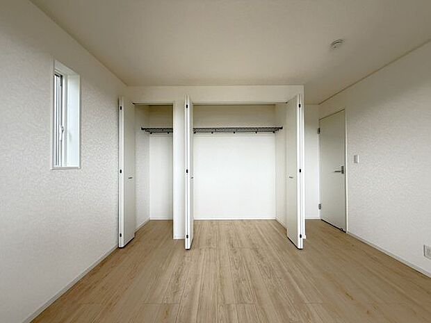 ベッドや机を置いた暮らしを想像しやすい、実用的な居室です。入居後の暮らしが描けます。