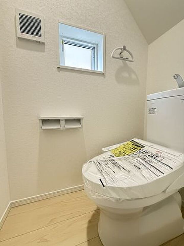 シンプルで使いやすく、日々の暮らしに自然と馴染むトイレです。物件比較にも役立つ一枚です。