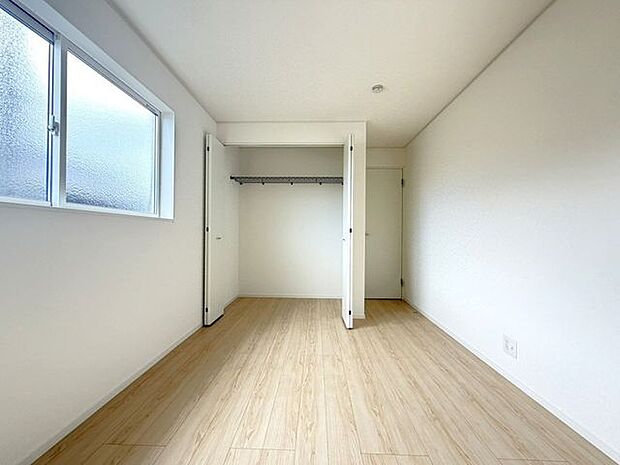 寝室や子供部屋、仕事部屋など目的に合わせて使いやすい居室です。新築建売の魅力が伝わります。