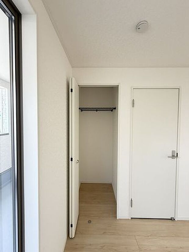 この住まいは暮らしの動きに合わせて片付けやすく、居室をすっきり保ちながら日常の整えやすさを支えます。