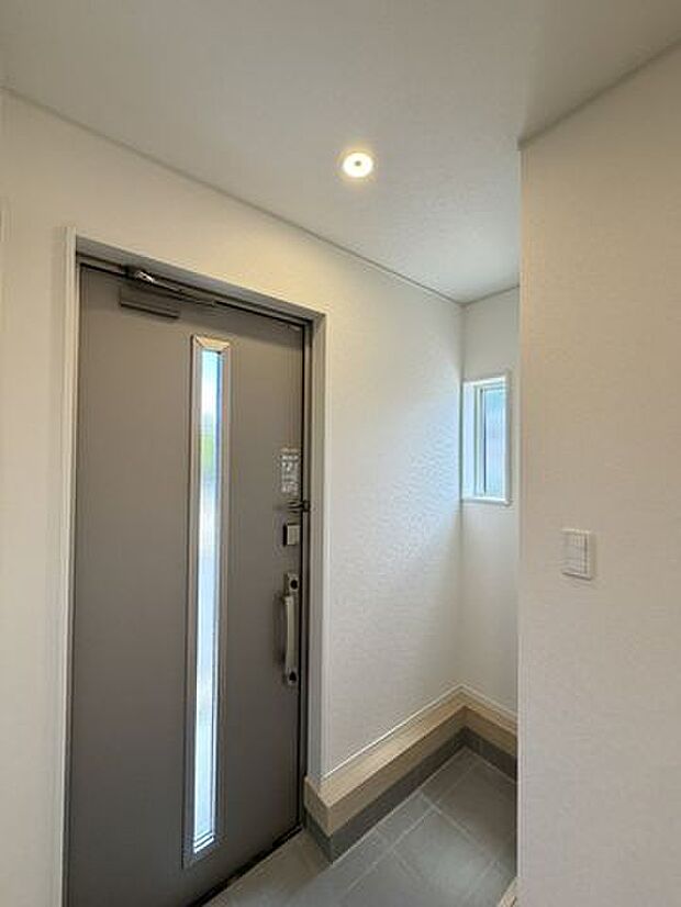 ゆとりを感じる広さがあることで、荷物の多い日やお子さまとの外出時も落ち着いて使いやすい空間です。