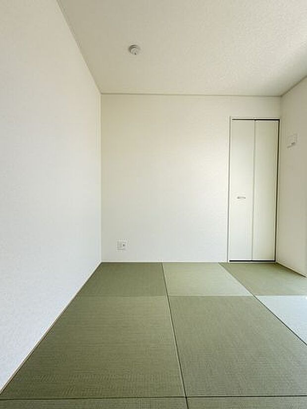 お昼寝、洗濯物を畳む場所、読書や趣味の時間など、暮らしに合わせて自在に活躍してくれる一室です。