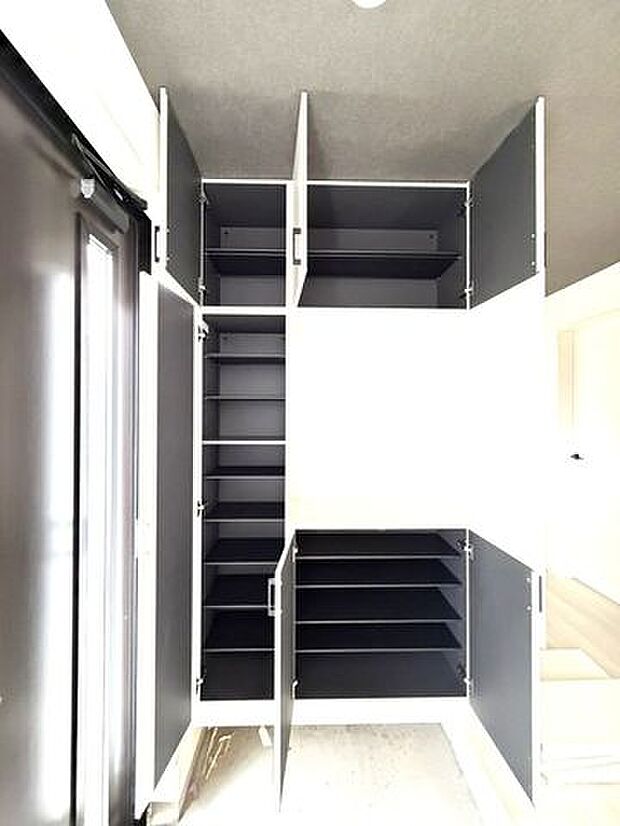 日用品まで無理なく整理しやすく、生活感を抑えながら、空間を広く気持ちよく使える暮らしにつながります。