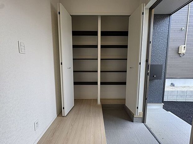 住まいの第一印象を決める玄関。明るく清潔感のある迎え口です。新築建売の魅力が伝わります。