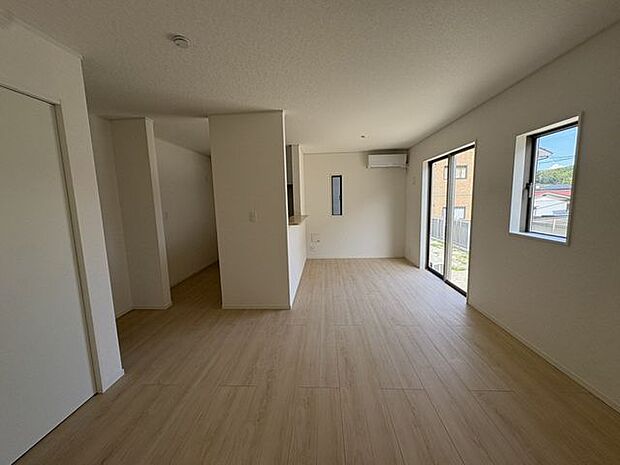 ソファを置いてゆったり過ごせる、くつろぎの中心になる空間です。見学前の確認にも便利です。