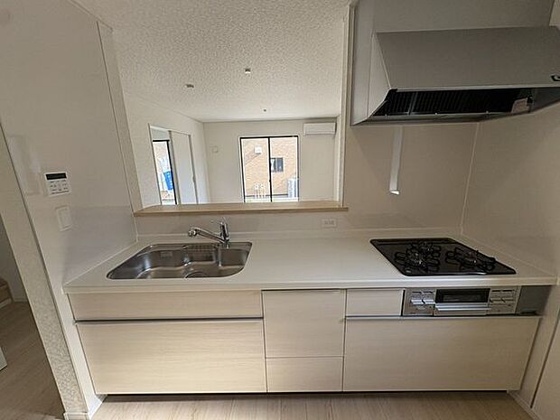 リビングを見渡せるキッチンで、料理中も家族と会話しやすいです。新築建売の魅力が伝わります。