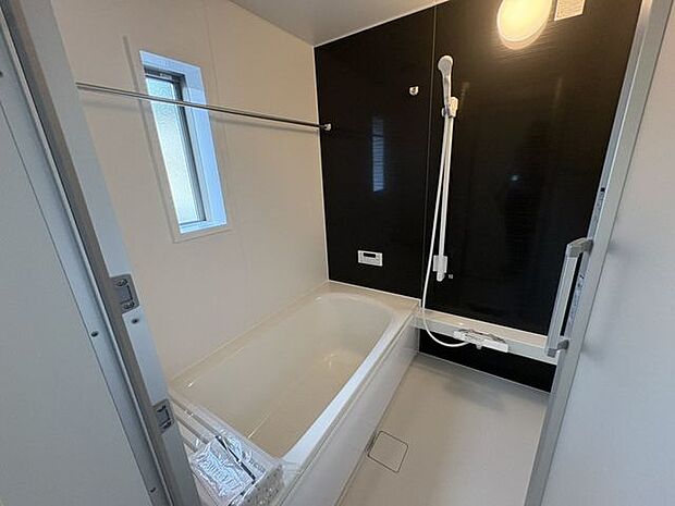 一日の疲れをゆったり癒せる、清潔感のある新築の浴室です。新築建売の魅力が伝わります。