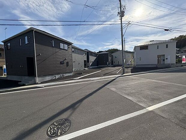 現地見学前に、道路付けや街並みの雰囲気を把握しやすい写真です。家族で検討しやすくなります。