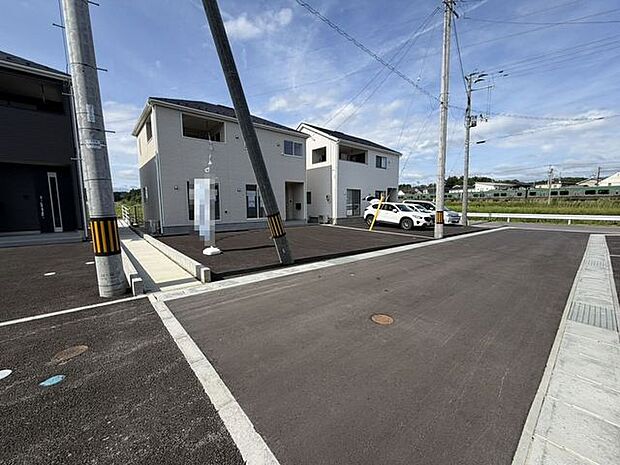 陽当たりも十分☆前面道路が広く、駐車の乗り入れも楽々です♪