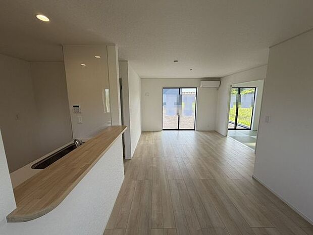 食事、会話、くつろぎまで、毎日の中心になるからこそ、広さだけでなく居心地の良さも感じられる空間です。