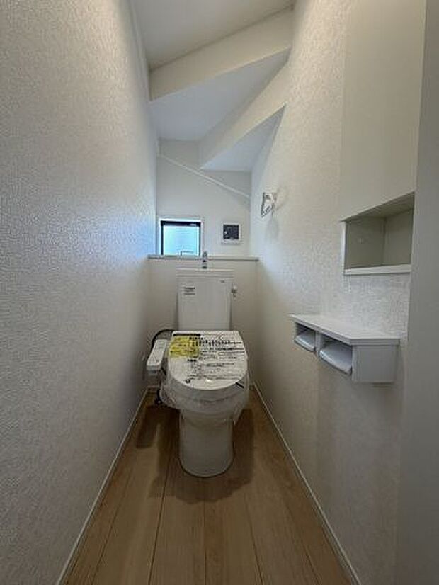 温水洗浄便座付きで、家族みんなが気持ちよく使えるトイレです。