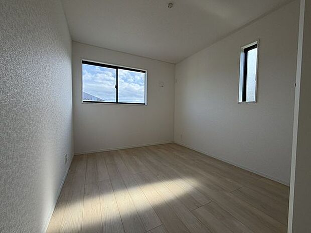 2階西側洋室 寝室や子ども部屋、仕事部屋など多用途に使いやすい洋室です。