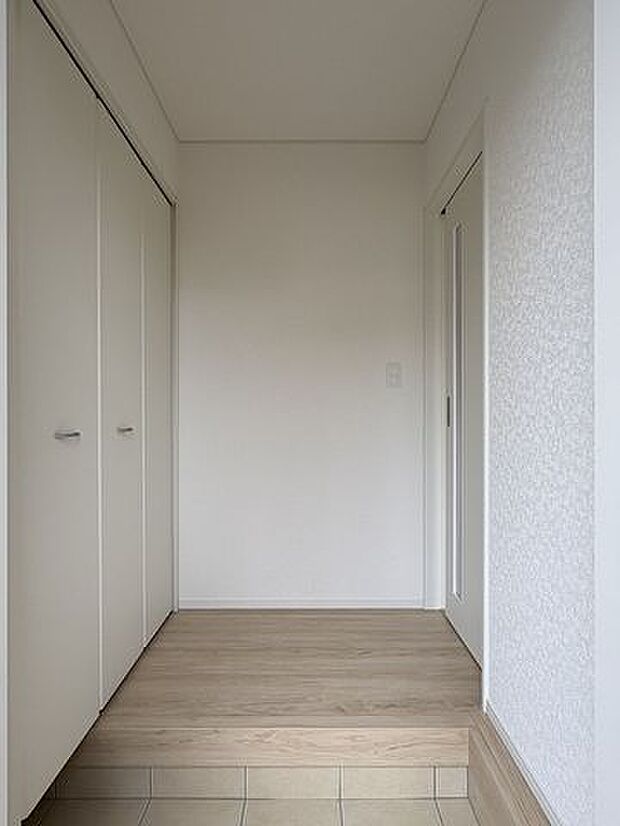 住まいの第一印象を決める玄関。明るく清潔感のある迎え口です。新築建売の魅力が伝わります。