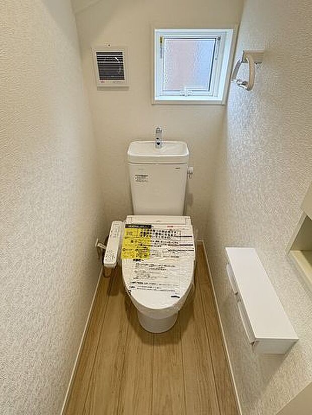 温水洗浄便座付きで、家族みんなが気持ちよく使えるトイレです。見学前の確認にも便利です。