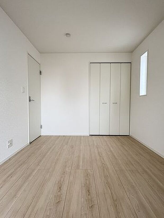 寝室や子供部屋、仕事部屋など目的に合わせて使いやすい居室です。新築建売の魅力が伝わります。