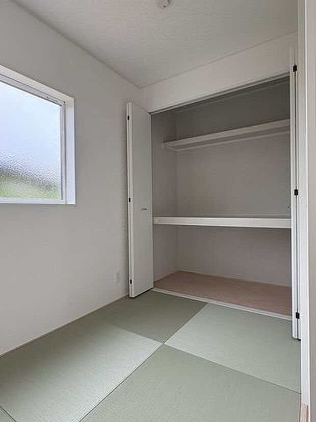 畳のやわらかさが心地よく、家族のくつろぎ時間にぴったりです。見学前の確認にも便利です。