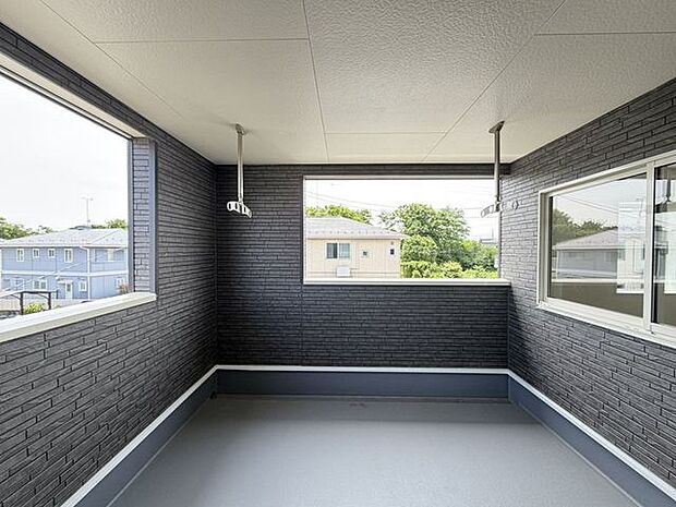 日当たりや風通しを確認しやすく、洗濯動線の参考になります。入居後の暮らしが描けます。