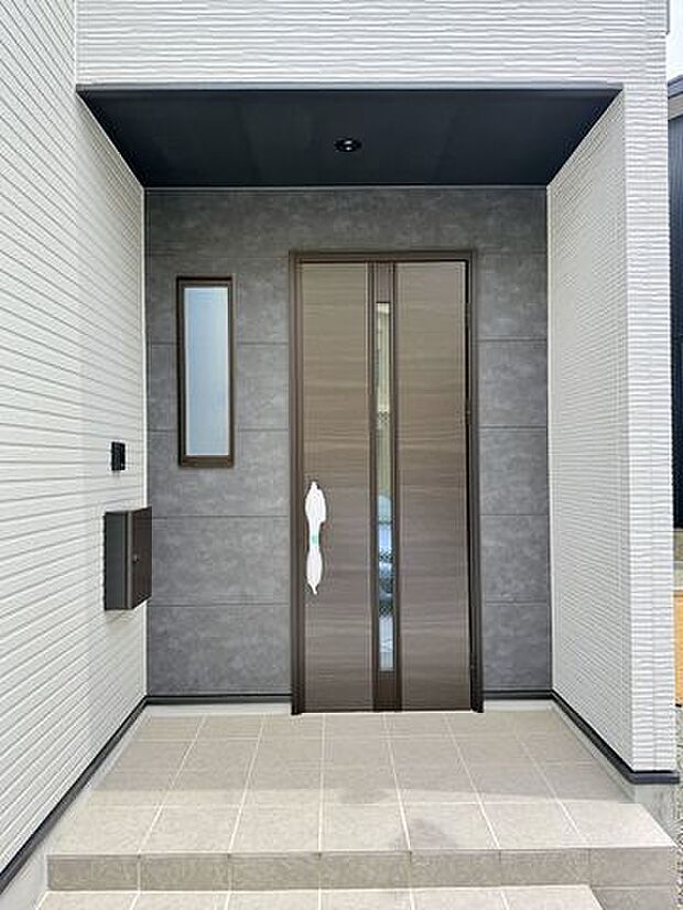 住まいの第一印象を決める玄関。明るく清潔感のある迎え口です。