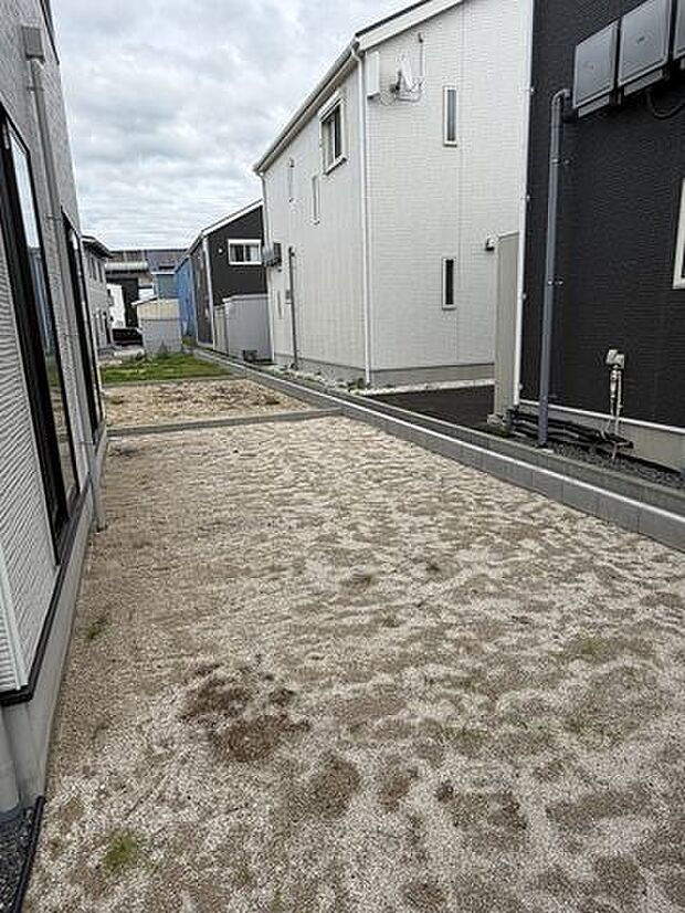 小さなお子様の遊び場やペットの気分転換にも使いやすい庭です。物件比較にも役立つ一枚です。