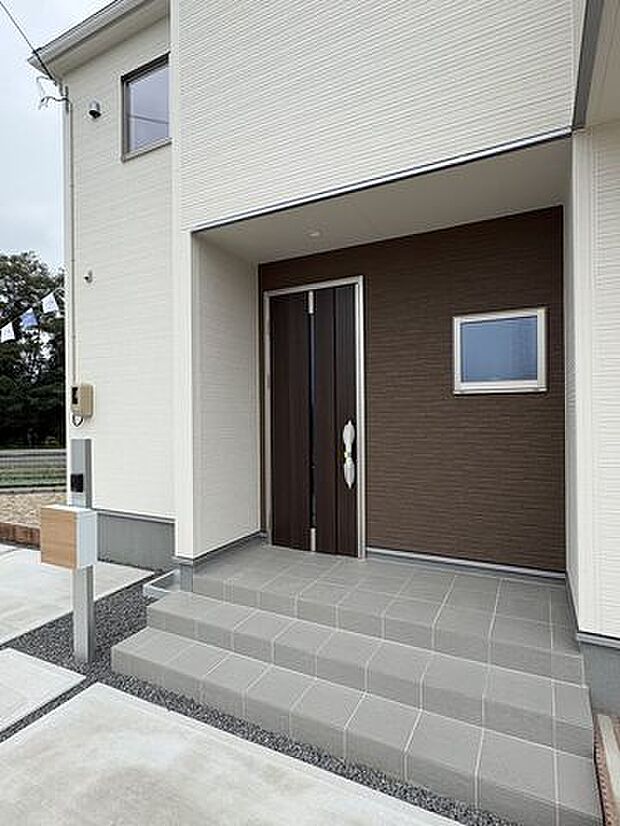 住まいの第一印象を決める玄関。明るく清潔感のある迎え口です。