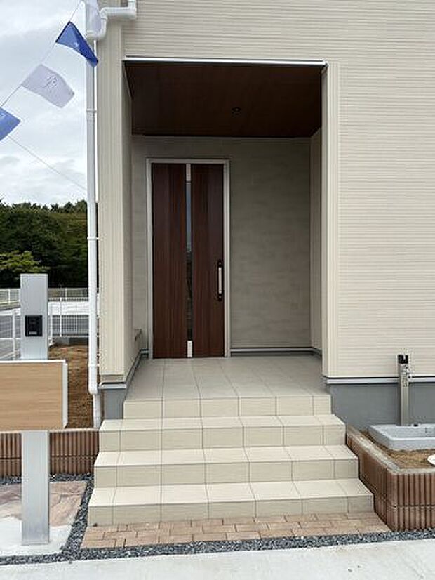 住まいの第一印象を決める玄関。明るく清潔感のある迎え口です。