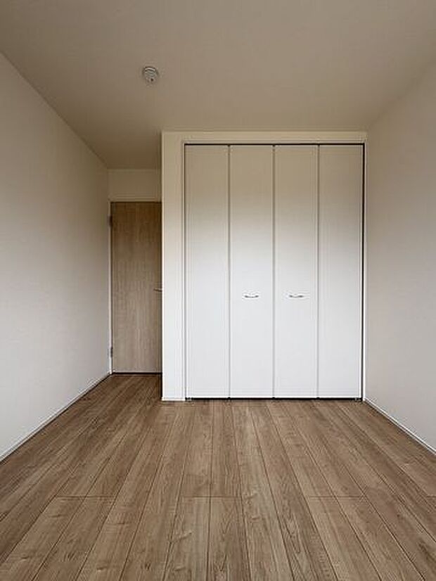 ベッドや机を置いた暮らしを想像しやすい、実用的な居室です。