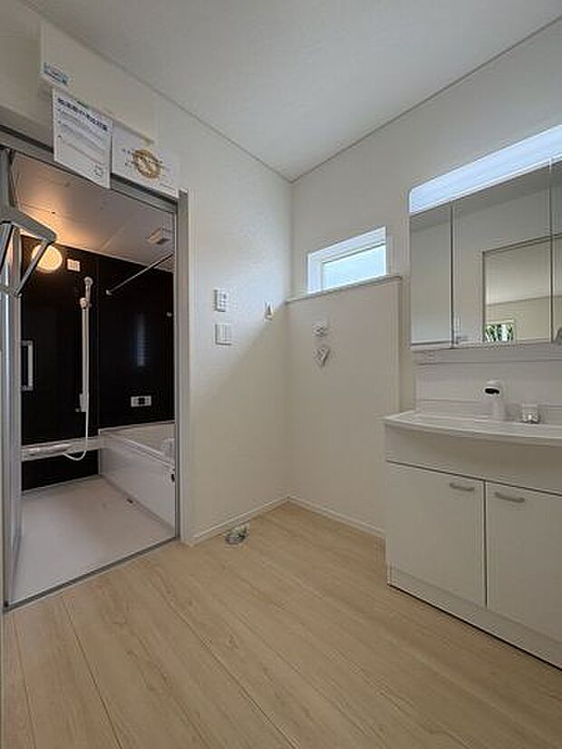 お手入れしやすい洗面台で、忙しい朝も気持ちよく準備できます。物件比較にも役立つ一枚です。