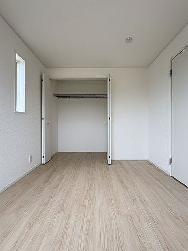 ベッドや机を置いた暮らしを想像しやすい、実用的な居室です。