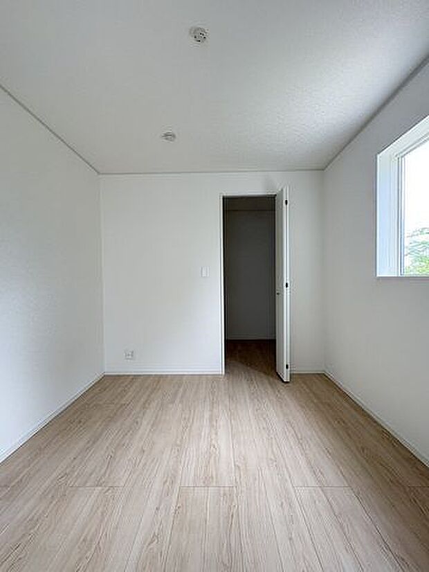 収納と組み合わせることで、すっきり快適に使える居室です。