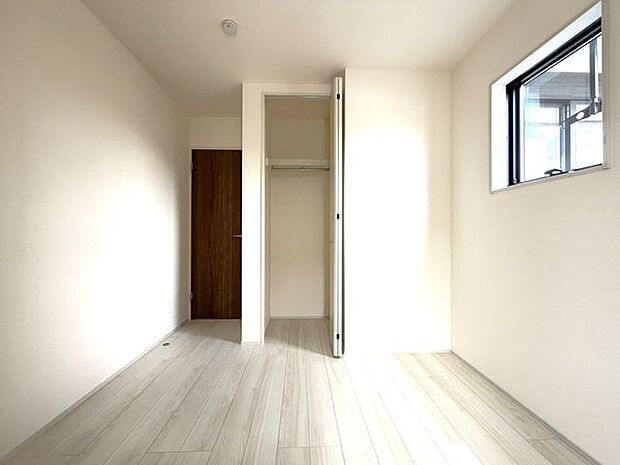 収納と組み合わせることで、すっきり快適に使える居室です。家族で検討しやすくなります。