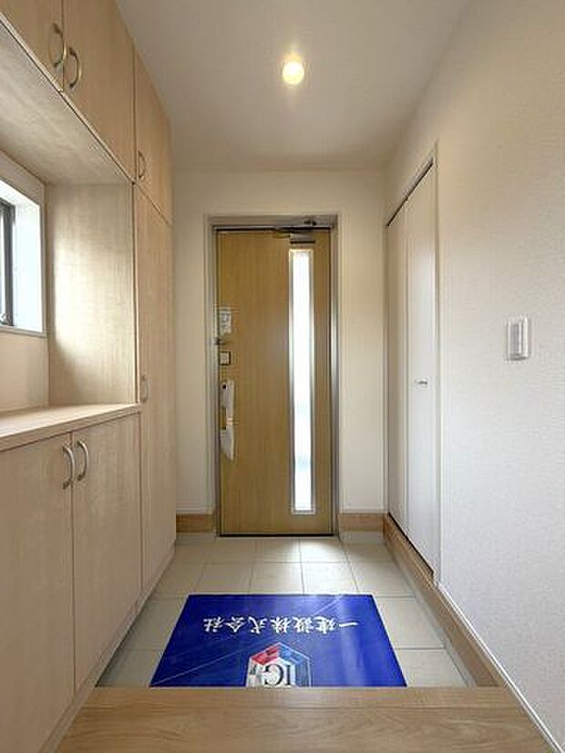 朝の外出や帰宅後の動きがスムーズになる、使いやすい玄関です。物件比較にも役立つ一枚です。