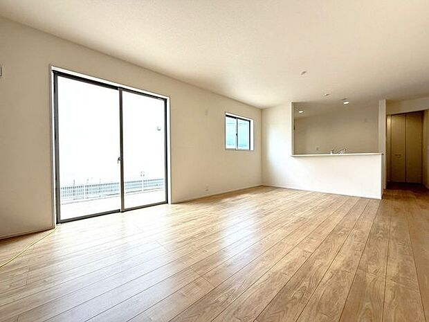 家族が自然と集まる明るいリビングで、毎日の会話が広がります。新築建売の魅力が伝わります。