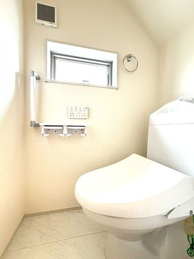 シンプルで使いやすく、日々の暮らしに自然と馴染むトイレです。物件比較にも役立つ一枚です。