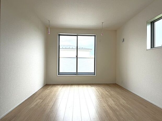 収納と組み合わせることで、すっきり快適に使える居室です。家族で検討しやすくなります。