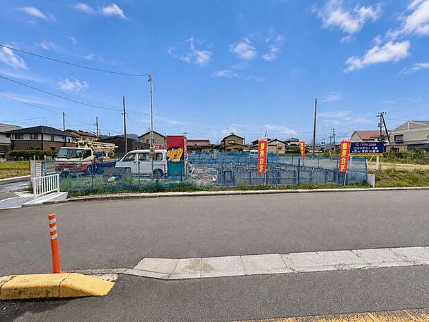 国道方面へアクセスしやすく、通勤や買物にも便利な立地条件が整っています