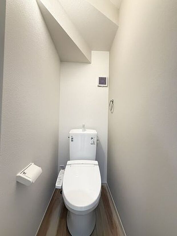 シンプルで使いやすく、日々の暮らしに自然と馴染むトイレです。物件比較にも役立つ一枚です。