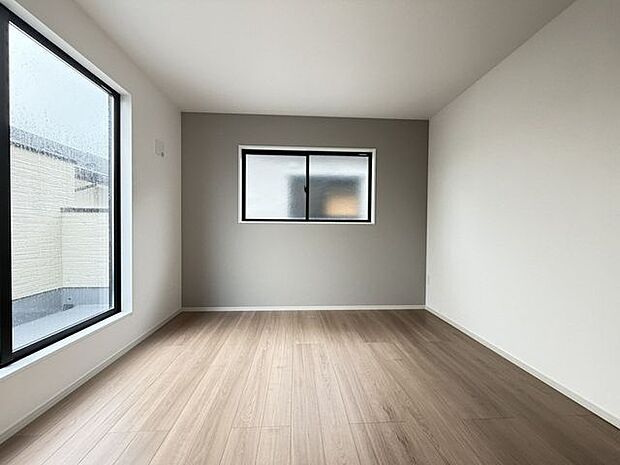 ベッドや机を置いた暮らしを想像しやすい、実用的な居室です。入居後の暮らしが描けます。