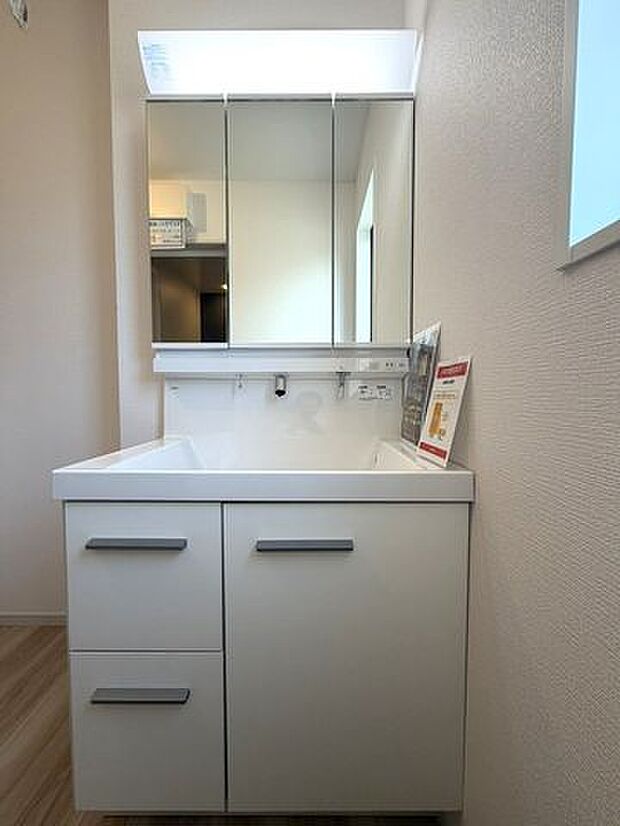 鏡や収納、ボウルの広さを確認しやすい、実用的な洗面台です。家族で検討しやすくなります。